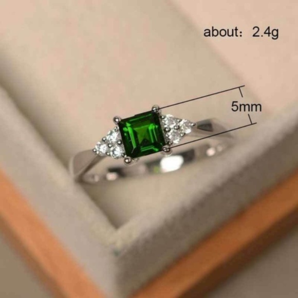 New Elegant 925 Silver Emerald Cut Emerald Ring - Picture 3 of 4